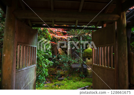 Wooden gate entrance to Rurikoin Temple garden at autumn, Kyoto 128661675