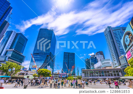 Tokyo cityscape in July... Inbound tourism continues. Shibuya Scramble Crossing crowded with foreign tourists... = 20th Tokyo cityscape in July... Inbound tourism continues. Shibuya Scramble Crossing crowded with foreign tourists... = 20th 128661853