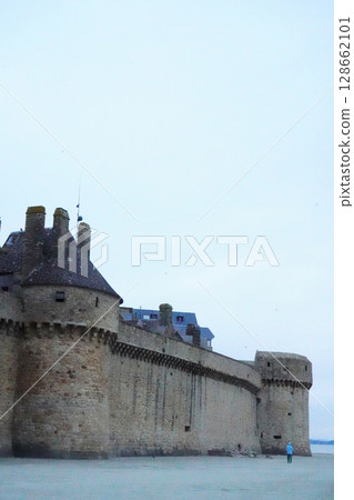 沿著聖米歇爾山城牆安靜地散步 沿著聖米歇爾山城牆安靜地散步 128662101