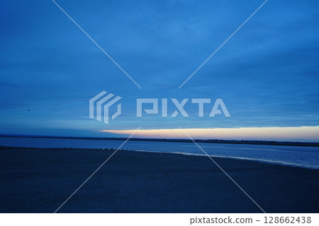Quiet tidal flats and dawn sky in front of Mont Saint-Michel Quiet tidal flats and dawn sky in front of Mont Saint-Michel 128662438