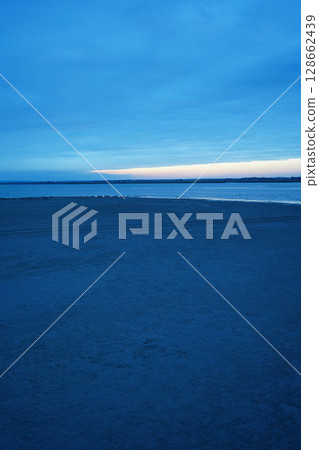 聖米歇爾山前的海天一色的藍色風景 128662439