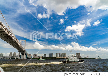 從下面仰望彩虹橋 從下面仰望彩虹橋 128663103