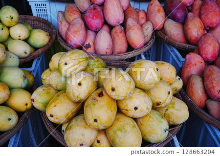 Alphonso mangoes at the market Alphonso mangoes at the market 128663204