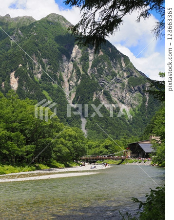 初夏的上高地 128663365