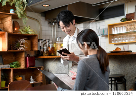 亞洲男服務生在餐廳為顧客服務 128663534