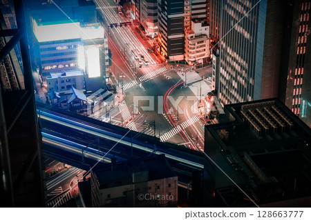 建築物之間行駛的汽車光跡 建築物之間行駛的汽車光跡 128663777