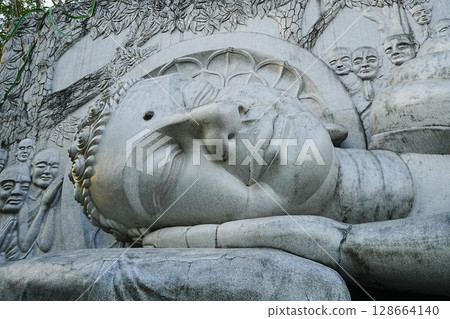 越南芽莊龍山寺的臥佛像 128664140