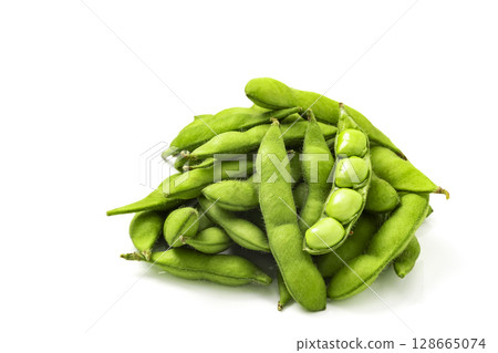 White background edamame 128665074