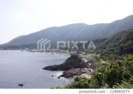 從舫島(福井縣福井市南須賀町)眺望越前海岸 從舫島(福井縣福井市南須賀町)眺望越前海岸 128665075