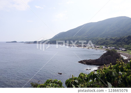 從舫島(福井縣福井市南須賀町)眺望越前海岸 從舫島(福井縣福井市南須賀町)眺望越前海岸 128665076