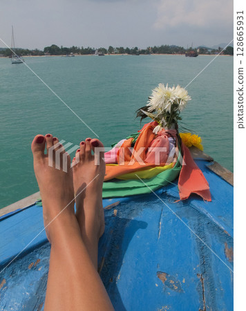 girl sailing on a boat close-up legs 128665931