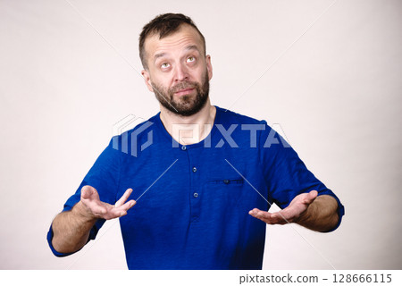 Confused man thinking 128666115