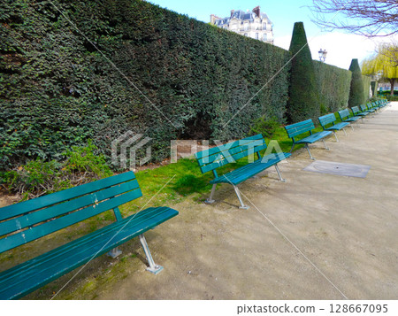 公園長椅和落葉 128667095