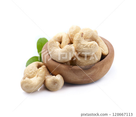 Cashew nuts wo white backrgounds 128667113
