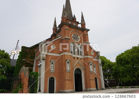 The streets of old Shanghai recreated in Shanghai Film Park 128667603