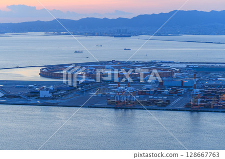The large roof ring in the evening at the Osaka-Kansai Expo (Konohana-ku, Osaka City, Osaka Prefecture) The large roof ring in the evening at the Osaka-Kansai Expo (Konohana-ku, Osaka City, Osaka Prefecture) 128667763