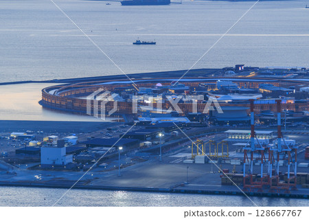 大阪關西博覽會（大阪府大阪市此花區）傍晚的大型屋頂環 128667767