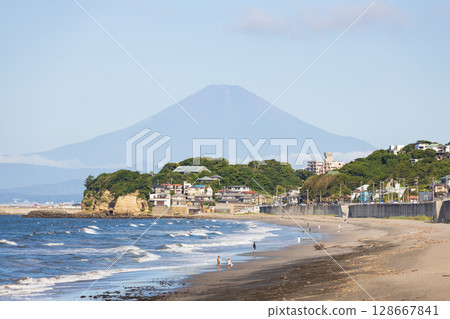 從湘南七里濱眺望的富士山與大海的夏日風景 128667841