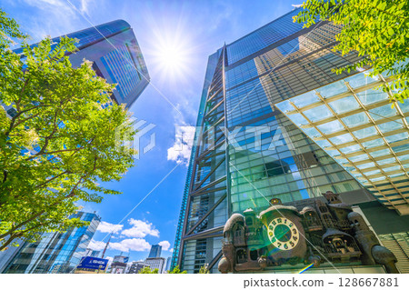 日本東京城市景觀：汐留的象徵、機械鐘「NTV大鐘」、東京鐵塔、麻布台等 128667881