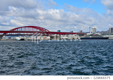 停泊在神戶港的「Le Jaques Cartier」號遊輪 128668375