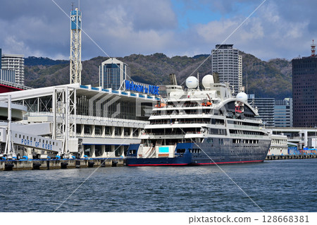 Cruise ship "Le Jaques Cartier" anchored in Kobe Port Cruise ship "Le Jaques Cartier" anchored in Kobe Port 128668381