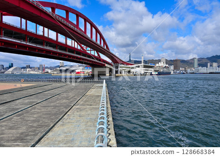 停泊在神戶港的「Le Jaques Cartier」號遊輪 停泊在神戶港的「Le Jaques Cartier」號遊輪 128668384