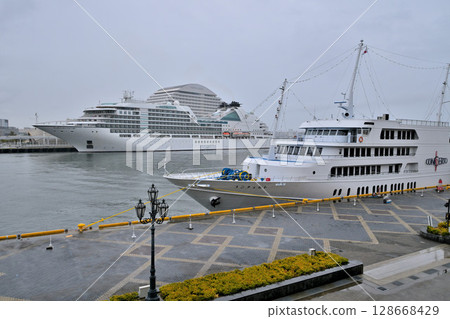 Cruise ship Seabourn Encore anchored at Kobe Port 128668429