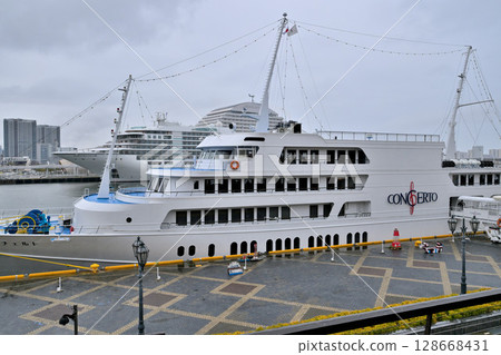 Cruise ship Seabourn Encore anchored at Kobe Port 128668431