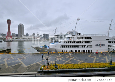 Cruise ship Seabourn Encore anchored at Kobe Port 128668432