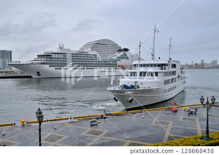 停泊在神戶港的Seabourn Encore郵輪 128668438