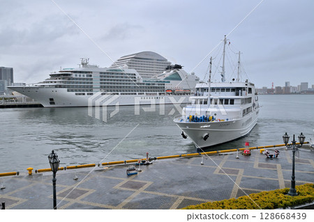 停泊在神戶港的Seabourn Encore郵輪 停泊在神戶港的Seabourn Encore郵輪 128668439
