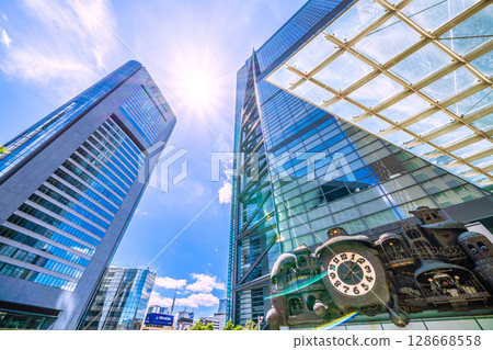 日本東京的街景：外國遊客的熱門景點。汐留的象徵－機關鐘，擠滿了外國遊客。 128668558