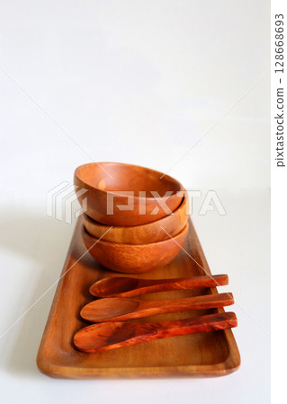 dry tea in a wooden bowl 128668693