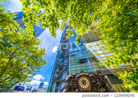Tokyo cityscape in Japan: Fresh greenery...View of Shiodome's symbol, the mechanical clock "NTV Big Clock," Tokyo Tower, Azabudai, and more Tokyo cityscape in Japan: Fresh greenery...View of Shiodome's symbol, the mechanical clock "NTV Big Clock," Tokyo Tower, Azabudai, and more 128669090