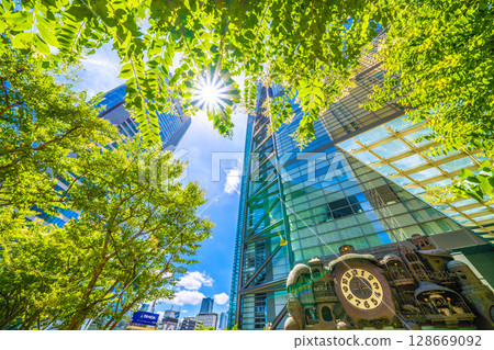 日本東京城市景觀:新綠…汐留的象徵,機械鐘“NTV大鐘”,東京塔,麻布台等 日本東京城市景觀:新綠…汐留的象徵,機械鐘“NTV大鐘”,東京塔,麻布台等 128669092