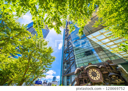 Tokyo cityscape in Japan: A ray of hope...Shiodome's symbol, the mechanical clock "NTV Big Clock", Tokyo Tower, Azabudai, etc. 128669752