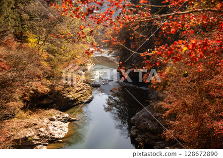 秩父荒川的秋景 - 鮮豔的紅葉和溪谷的倒影 128672890