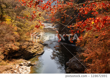 Autumn scenery of Arakawa River in Chichibu - Vivid autumn leaves and the water reflection of the valley 128672891
