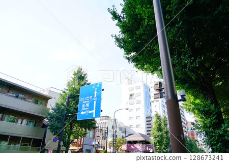 東京地鐵南北線東大前站附近的街景 東京地鐵南北線東大前站附近的街景 128673241