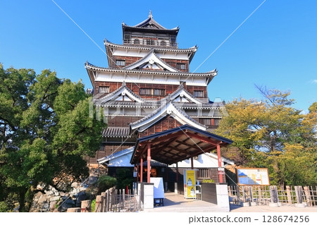 [廣島縣]秋天的廣島城（城堡塔） 128674256