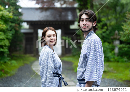 Inbound tourists in yukata Inbound tourists in yukata 128674951