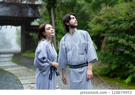 Inbound tourists in yukata Inbound tourists in yukata 128674953
