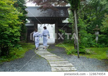Inbound tourists in yukata Inbound tourists in yukata 128674954