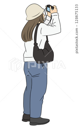 年輕女子用數位相機拍照 128675133