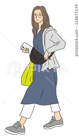 一位女士購物後在鎮上散步 128675134