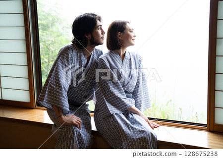 An inbound couple in yukata sitting by the window at an inn 128675238
