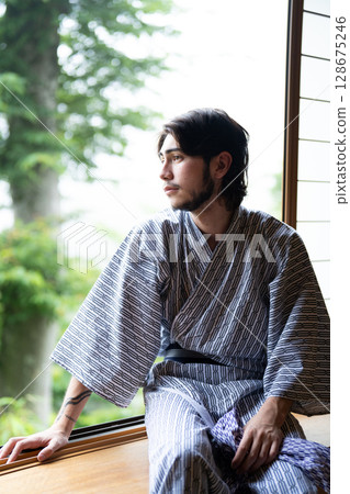 身穿浴衣的入境遊客坐在旅館的窗邊 128675246