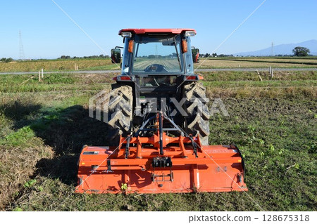 Agricultural machinery tractor Agricultural machinery tractor 128675318