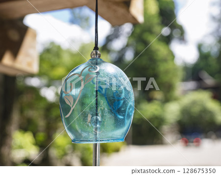 夏日神社裡迴響的風鈴聲 128675350