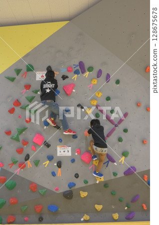 一家人正在攀岩 128675678